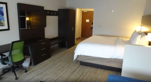 غرفة بسرير كينج، Holiday Inn Express & Suites Auburn Downtown 4/6