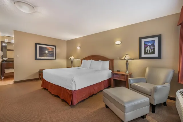 غرفة قياسية بسرير كينج، Best Western Sicamous Inn 5/8