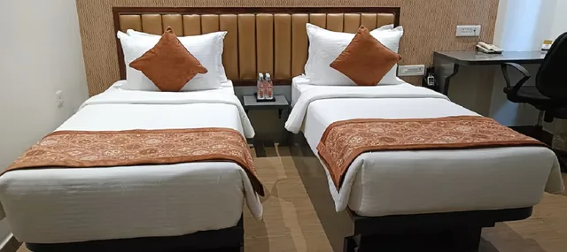 غرفة قياسية بسريرين منفصلين، Grand Continent – Bangalore International Airport 1/2