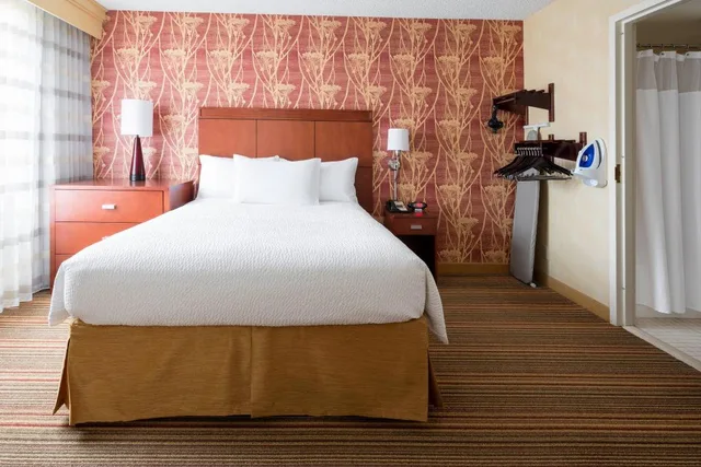 1 Bedroom, 2 Rooms, Guest Room, Suite, Queen Bed, Sofa، Courtyard by Marriott Des Moines West Clive 1/3
