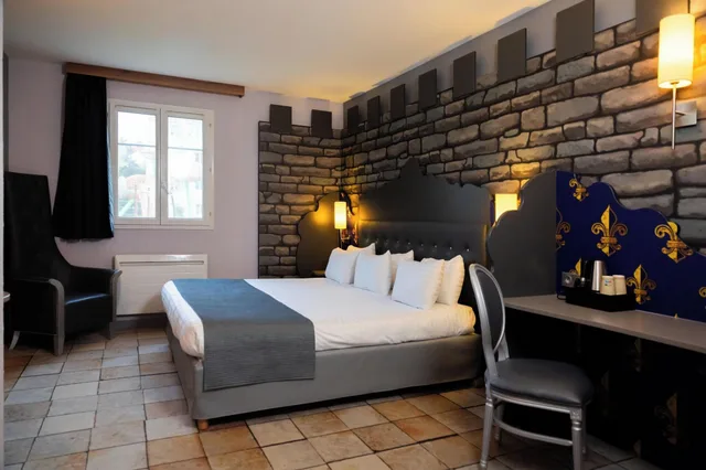 جناح بسرير كوين، Explorers Hotel 2/4