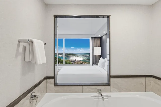 Prime Minister, Premium, Suite, 2 King Beds, Falls View, High Floor، Embassy Suites By Hilton Niagara Falls Fallsview 4/5