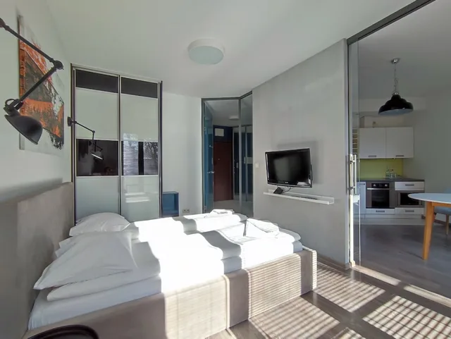 جناح بسرير كوين بشرفة بغرفة نوم واحدة مع أريكة، Turnau City Aparthotel 4/7