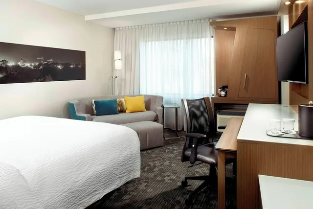 Room, King Bed, Accessible, COURTYARD AKRON DOWNTOWN 2/6