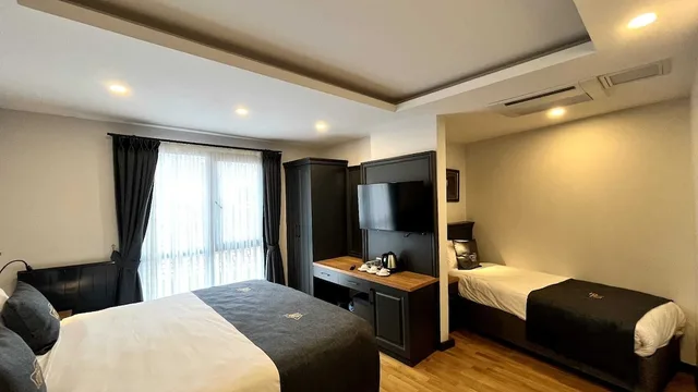 غرفة ديلوكس ثلاثية بسرير كوين وسرير فردي بإطلالة على البحر في الملحق، FERMAN HOTEL 1/1