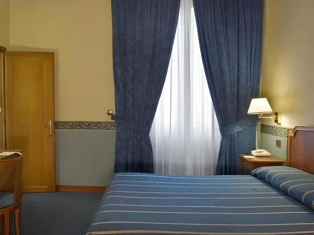 غرفة قياسية مفردة بسرير كوين، Strozzi Palace Hotel 1/5