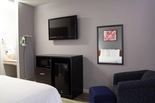 غرفة بسرير مزدوج، New Victorian Inn Suites Sioux City 3/6