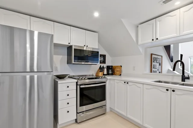 Green, King Bed, 2 Bunk Beds, Trundle Bed, Sofa، The Lodges At Blue Mountain Wintergreen Condos 7/10