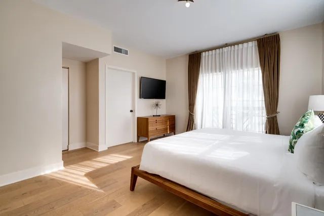 جناح غراند بسرير كينج بشرفة بغرفة نوم واحدة، The Savoy Hotel & Beach Club 1/7