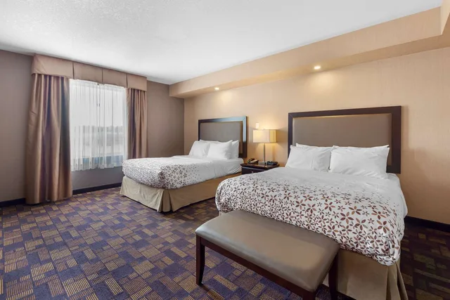 جناح عائلي بسريرين كوين مع أريكة بمطبخ صغير، Best Western Plus Fox Creek 1/5