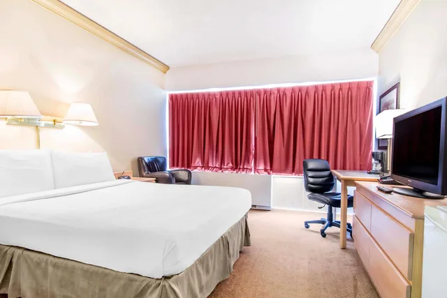 غرفة بسرير كوين، Travelodge by Wyndham Trois-Rivieres 1/4