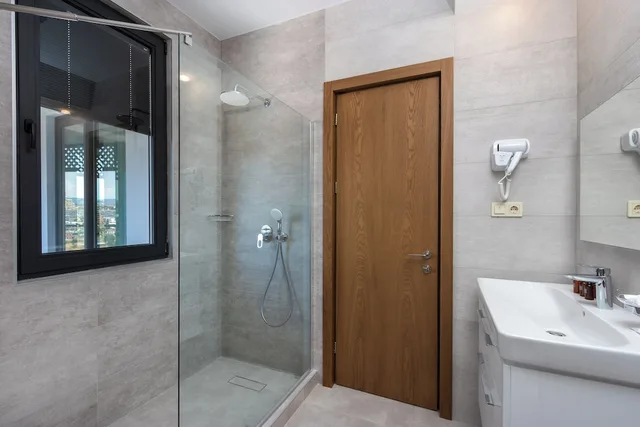 غرفة قياسية ثلاثية بسرير كوين وسرير فردي بشرفة، Brooch Boutique Hotel 7/8