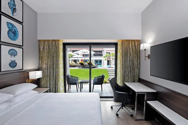 غرفة بريميوم بسرير كوين بإطلالة على المسبح بشرفة، Fairfield by Marriott Goa Benaulim 4/10
