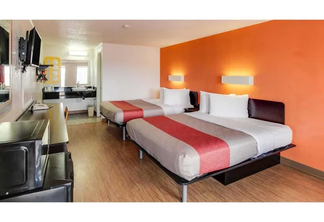 2 Full Beds - Non-Smoking، Motel6 Kalamazoo, MI 3/10