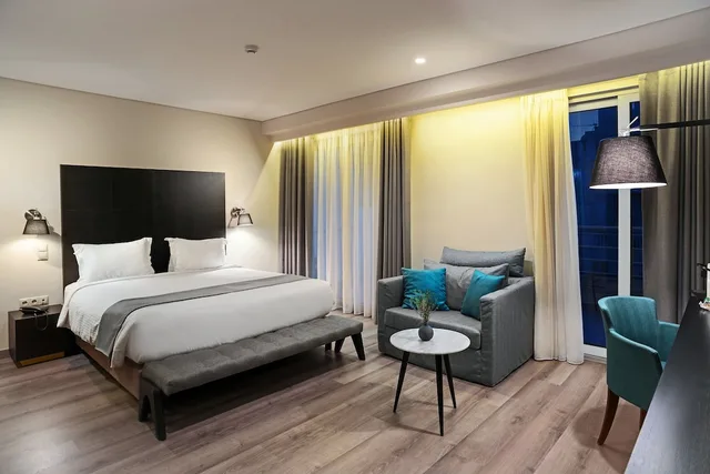 جناح جونيور بسرير كوين بشرفة، Lozenge Hotel 2/5