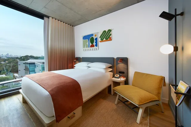 غرفة بسرير كينج وسرير كوين، Moxy Sydney Airport 7/10