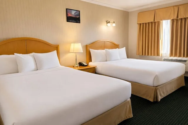 Deluxe, 2 Queen Beds, Travelodge by Wyndham Chetwynd 2/5
