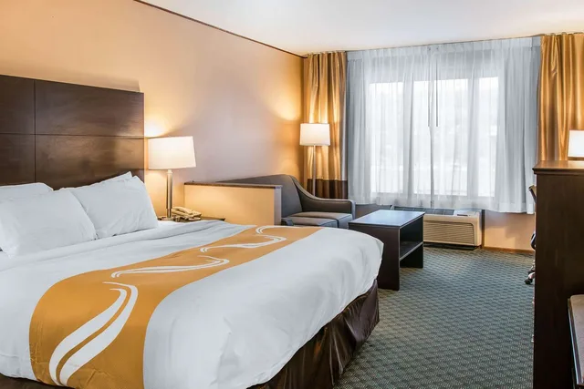 جناح بسرير كينج، Quality Inn & Suites Houghton Downtown 1/2