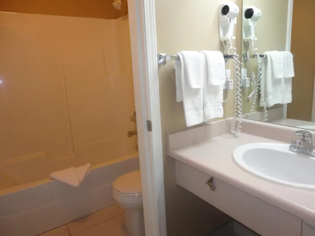 غرفة ديلوكس بسرير كينج، Super 8 By Wyndham West Kelowna Bc 5/6