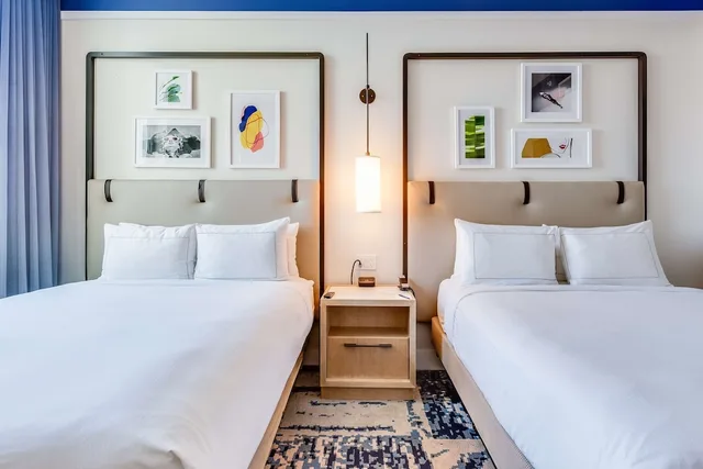 غرفة قياسية بسريرين كوين، Serena Hotel Aventura Tapestry Collection by Hilton 1/4