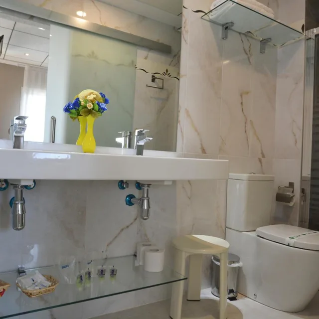 جناح بسرير كوين بجاكوزي، Torrejoven Hotel 7/9