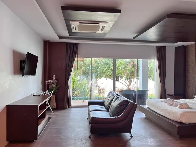Luxury, Double Bed, Beach Front, with Pool، Phi Phi Cliff Beach Resort 3/10