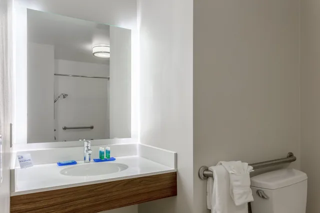 غرفة قياسية بسرير كينج لذوي الإعاقة، Holiday Inn Express Hotel And Suites Vandalia 10/10