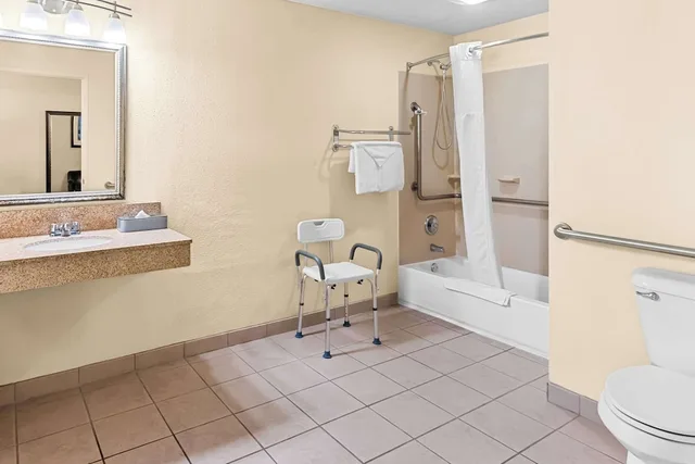 غرفة بسرير كوين لذوي الإعاقة، Quality Inn & Suites Vancouver - Hazel Dell 3/4