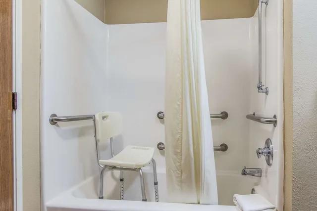 غرفة بسرير كينج لذوي الإعاقة، Econo Lodge Shelbyville KY 3/3