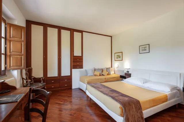 غرفة بسرير كينج بإطلالة على المسبح، Torrebianca Tuscany 1/5