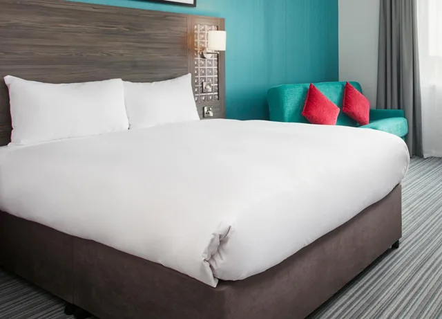 Standard, Twin Beds, Sofa, Leonardo Hotel Belfast 4/5