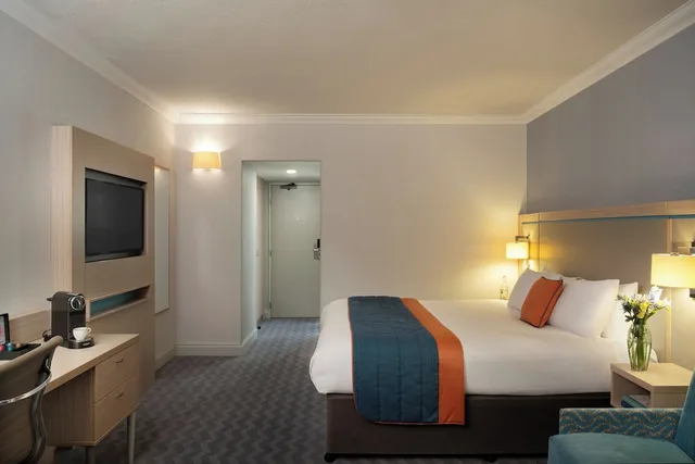 غرفة سوبيريور بسرير كينج بإطلالة جزئية على البحر، Leonardo Royal Hotel Brighton Waterfront 9/10