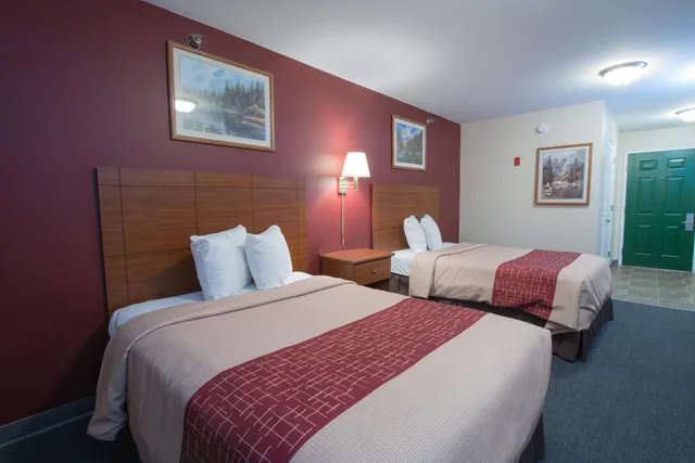 جناح بسريرين مزدوجين بمطبخ صغير لذوي الإعاقة، Red Roof Inn And Suites Dickinson 5/8