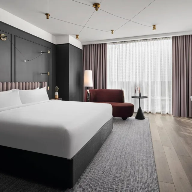 غرفة كبيرة بسرير كينج مع دخول الصالة، Renaissance Milwaukee West Hotel 2/10