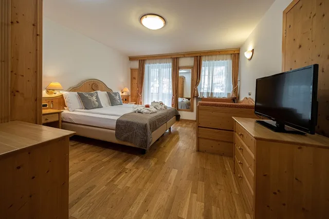 Standard, Double Bed, Gran Chalet Soreghes 1/5
