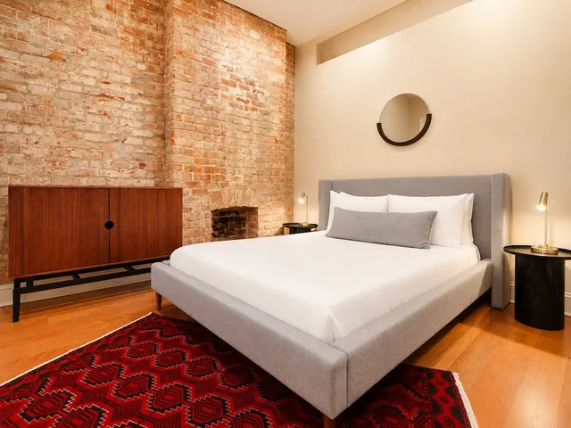 Adjoining, Apartment, 1 Queen and 2 King Beds, 3 Beds, 2 Sofa، Factors Row by Sextant 4/9