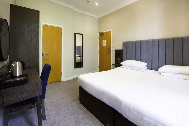 غرفة رباعية بسرير مزدوج وسريرين منفصلين، GARDEN COURT HOTEL 2/6