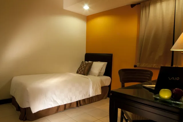 غرفة بزنس بسرير كوين بغرفتي نوم، Grand Tropic Suites Jakarta 2/4