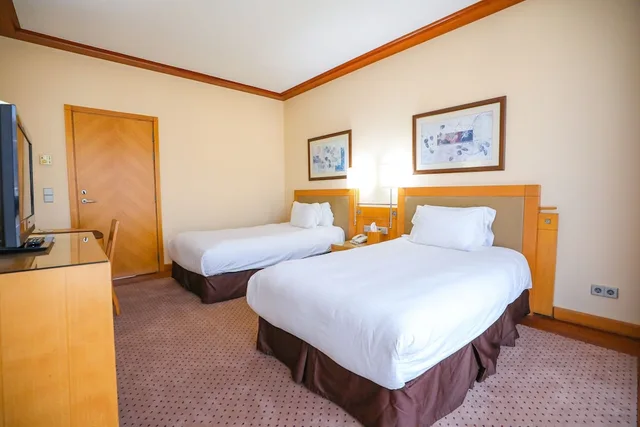 غرفة قياسية بسريرين منفصلين بإطلالة على المدينة، Crowne Plaza Hotel Beirut 4/8