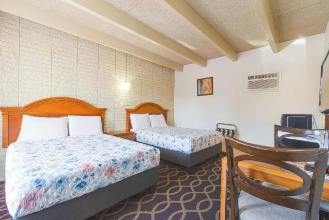 2 Full Beds Non-Smoking، Sonrise Inn Lincoln Hwy By OYO 1/10