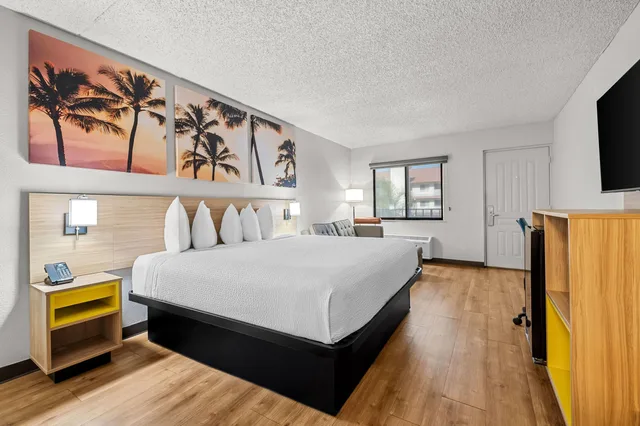غرفة بسرير كينج، Days Inn by Wyndham Buena Park 2/3