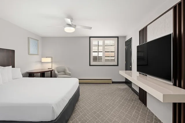 جناح جونيور بسرير كينج مع أريكة، Tilden Hotel 2/6