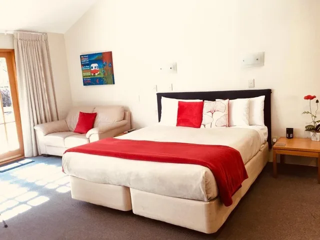 غرفة عائلية بسرير كوين وسرير فردي، Cascades Lakefront Motel 2/3
