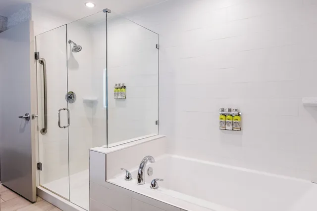 جناح بسرير كينج بحوض جاكوزي، HOLIDAY INN EXPRESS & SUITES WEST EDMONTON-MALL AREA 6/9