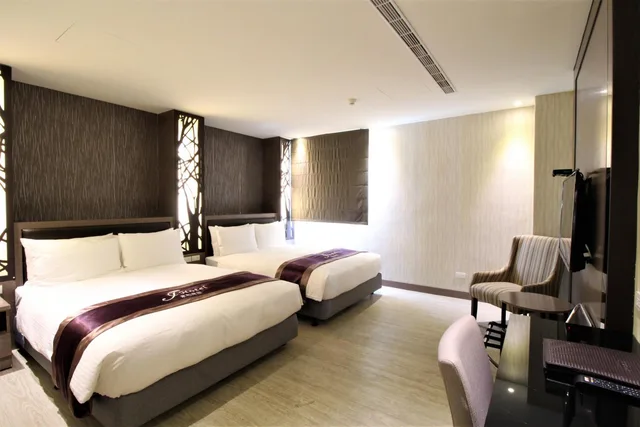غرفة ديلوكس رباعية بسريرين مزدوجين، J Hotel 2/3