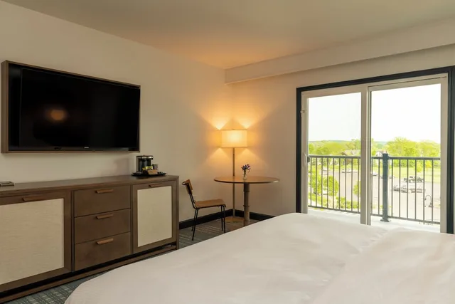Room, King Bed, Lake Side, Accessible، Hotel Canandaigua, Tapestry Collection by Hilton 7/10