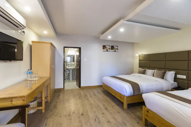 غرفة ديلوكس بسرير كوين وسرير فردي، Nepal Cottage Resort Pvt. Ltd 1/3