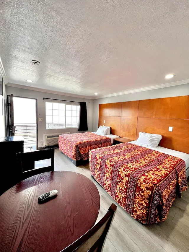 غرفة بسريرين مزدوجين للمدخنين، Aqua Inn Motel 1/3