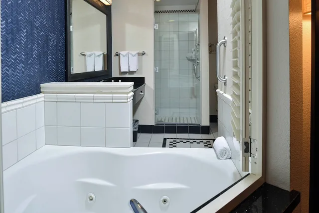 جناح بسرير كينج بشرفة بغرفة نوم واحدة مع أريكة لذوي الإعاقة، Fairfield Inn & Suites Santa Cruz - Capitola 2/2