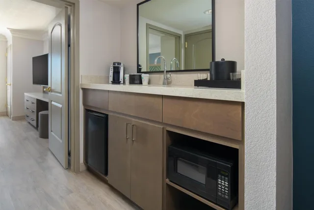 جناح بسريرين كوين بإطلالة على المدينة بغرفتين مع أريكة، Embassy Suites by Hilton Sacramento Riverfront Promenade 3/3
